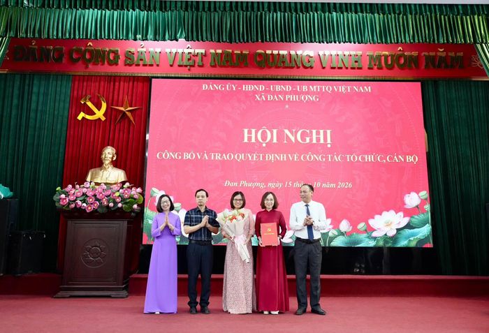 Trao quyết định chỉ định cấp ủy Chi bộ Cơ quan Ủy ban MTTQ Việt Nam xã. Ảnh: Ngân Nguyễn
