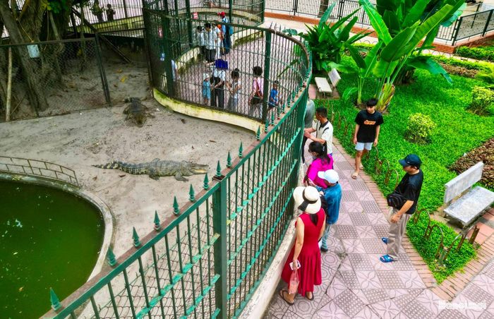 Các khu chuồng nuôi, khu vực dành cho từng loài động vật tạo nên nét riêng của vườn thú, đồng thời là điểm thu hút trẻ em và các gia đình trong những dịp cuối tuần, ngày nghỉ lễ.
