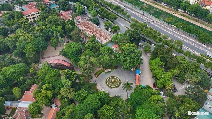 Theo định hướng đề xuất, khoảng 70% diện tích công viên, tương đương 13,5ha, sẽ dành cho không gian mở, gồm hồ Thủ Lệ, quảng trường, cây xanh và các khu sinh hoạt cộng đồng. Hệ thống tường rào bao quanh dự kiến được tháo dỡ, tạo lối tiếp cận trực tiếp từ các tuyến phố Kim Mã, Đào Tấn và Nguyễn Văn Ngọc. Người dân có thể sử dụng không gian này để đi dạo, tập thể dục, dưỡng sinh và thư giãn suốt ngày đêm