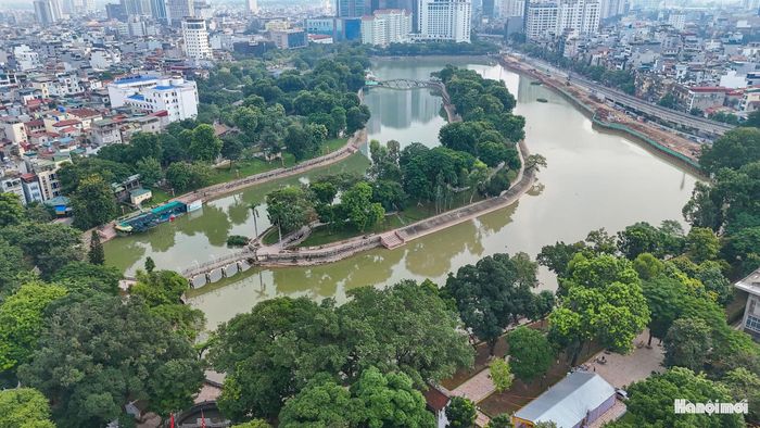 Điểm đặc trưng của Công viên Thủ Lệ là địa hình lòng chảo, với hồ nước nằm ở trung tâm, bao quanh bởi những dải gò đồi và hệ thống cây xanh lâu năm. Mặt nước hồ rộng hơn 8,7ha cùng những tán cây cổ thụ tạo nên cảnh quan hài hòa, mang lại cảm giác thoáng mát giữa nhịp sống đô thị.