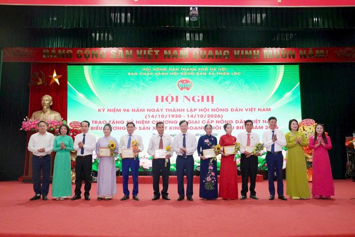 Lãnh đạo Hội Nông dân thành phố và xã Thiên Lộc chúc mừng các hội viên được nhận kỷ niệm chương Vì giai cấp nông dân Việt Nam. Ảnh: PV