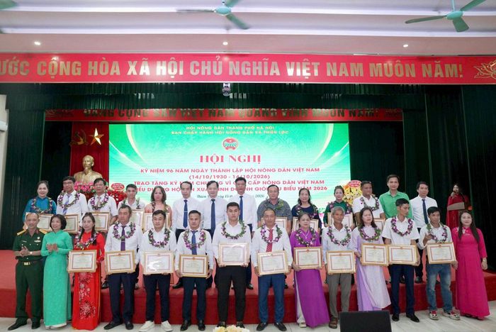 Biểu dương các hộ sản xuất, kinh doanh giỏi năm 2026. Ảnh: PV