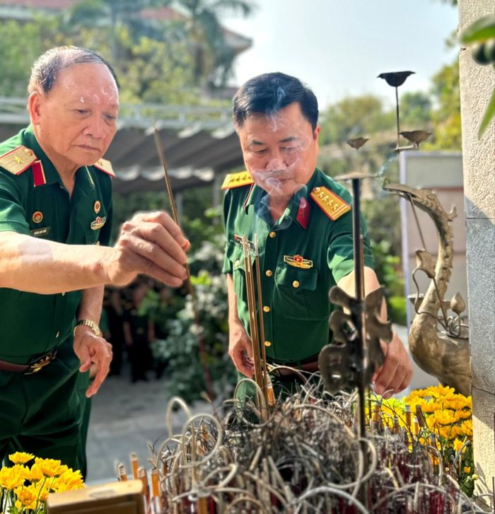 Thiếu tướng Hoàng Anh Tuấn (trái) cùng đồng đội thắp hương tưởng niệm các Anh hùng liệt sĩ. Ảnh: Mai Hoa