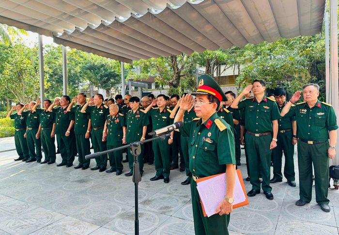 Hội viên Hội Truyền thống Trường Sơn - Đường Hồ Chí Minh Việt Nam thành kính tưởng niệm, tri ân các Anh hùng liệt sĩ. Ảnh: Mai Hoa