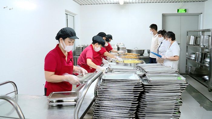 Khâu tổ chức bữa ăn bán trú tại Trường Tiểu học Nguyễn Viết Xuân (phường Yên Hòa) được giám sát chặt chẽ. Ảnh: Lê Nguyễn