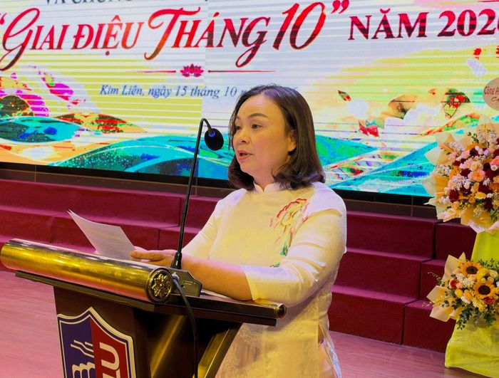 Chủ tịch Hội Liên hiệp phụ nữ phường Kim Liên Trần Thị Thúy Nga đọc diễn văn tại chương trình. Ảnh: PV