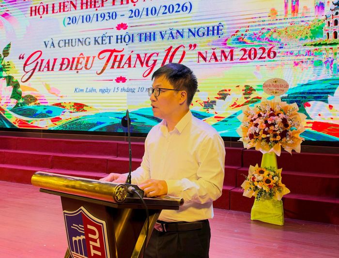 Phó Bí thư Thường trực Đảng ủy phường Kim Liên Võ Hồng Vinh phát biểu chúc mừng tại chương trình. Ảnh: PV