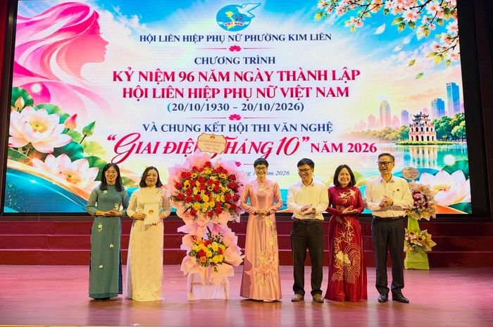 Lãnh đạo phường Kim Liên tặng lẵng hoa chúc mừng Hội Liên hiệp phụ nữ phường. Ảnh: PV