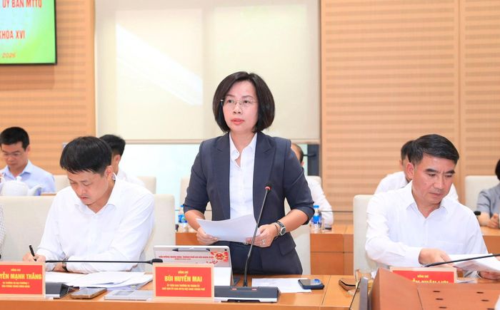 Chủ tịch Ủy ban Mặt trận Tổ quốc Việt Nam thành phố Hà Nội Bùi Huyền Mai trình bày báo cáo tại buổi làm việc. Ảnh: Quang Thái