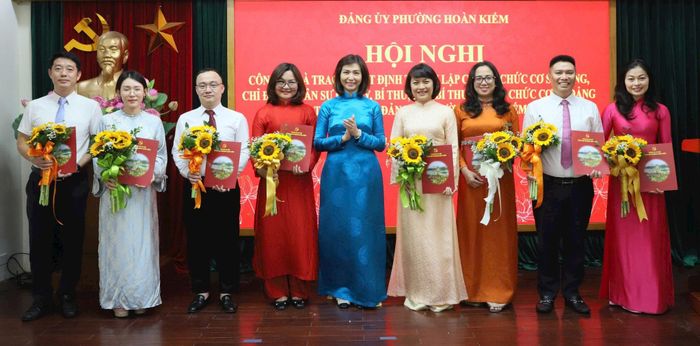 Phó Bí thư Thường trực Đảng ủy, Chủ tịch HĐND phường Hoàn Kiếm Trương Thị Thanh Nhàn trao quyết định thành lập các tổ chức cơ sở đảng trực thuộc Đảng bộ phường. Ảnh: PV