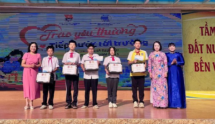 Đại diện lãnh đạo phường Vĩnh Tuy và Trường THCS Mai Động trao quà tặng học sinh có hoàn cảnh khó khăn, hưởng ứng “Tháng cao điểm” Vì người nghèo năm 2026. Ảnh: PV