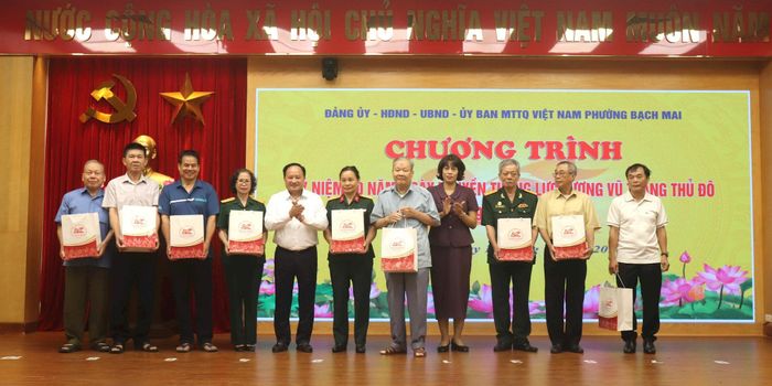 Lãnh đạo phường Bạch Mai trao quà tri ân các đồng chí cựu chiến binh. Ảnh: Linh Chi