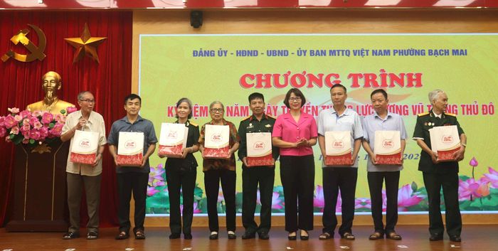 Chủ tịch UB MTTQ Việt Nam phường Bạch Mai Tạ Thị Thanh Huyền trao quà tri ân các đồng chí cựu chiến binh. Ảnh: Linh Chi