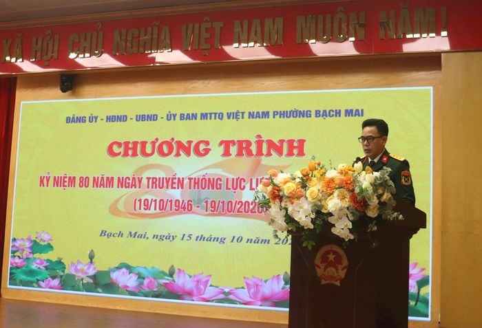 Chỉ huy trưởng Ban Chỉ huy quân sự phường Bạch Mai Nguyễn Phú Hoàn phát biểu. Ảnh: Linh Chi
