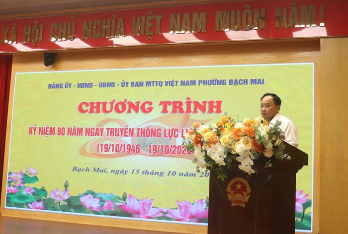 Bí thư Đảng ủy, Chủ tịch HĐND phường Bạch Mai Trần Quyết Thắng trình bày diễn văn kỷ niệm. Ảnh: Linh Chi