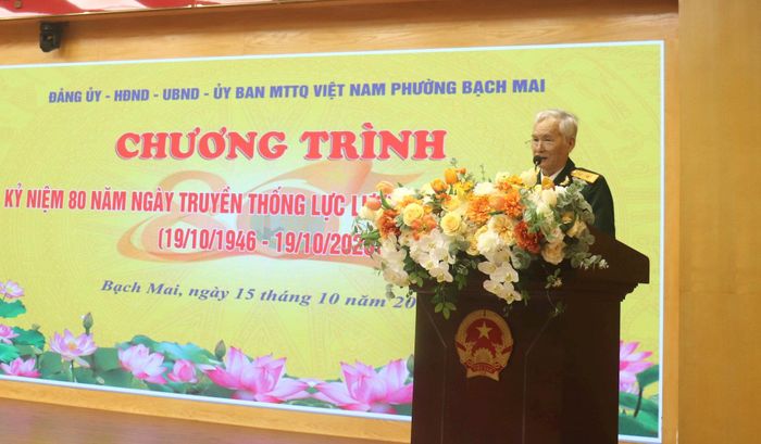 Đại diện cựu chiến binh phường Bạch Mai phát biểu cảm tưởng. Ảnh: Linh Chi