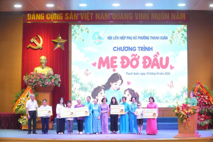Các tổ chức, cá nhân trao kinh phí hỗ trợ trẻ em có hoàn cảnh khó khăn trong chương trình “Mẹ đỡ đầu” của Hội Liên hiệp Phụ nữ phường Thanh Xuân. Ảnh: Tùng Lâm