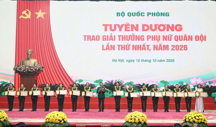 Đại tướng Phan Văn Giang trao Bằng khen và biểu trưng giải thưởng cho các tập thể xuất sắc. Ảnh: MT