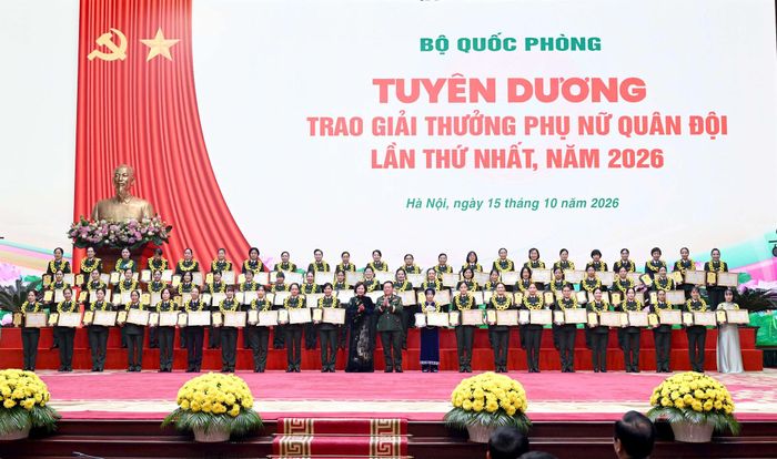 Đại tướng Nguyễn Trọng Nghĩa và đồng chí Nguyễn Thị Hồng trao Bằng khen và biểu trưng giải thưởng cho các cá nhân. Ảnh: MT