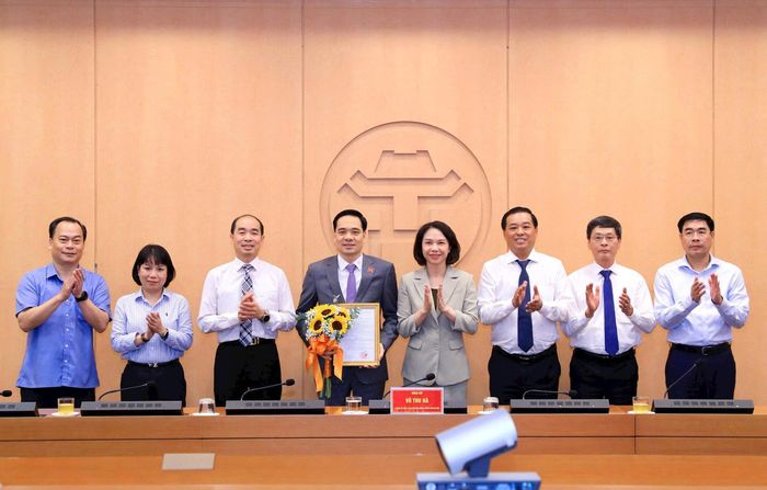 Lãnh đạo thành phố, các sở, ngành và Ban Giám đốc Sở Y tế Hà Nội chúc mừng tân Phó Giám đốc Sở Y tế Nguyễn Đức Long. Ảnh: Linh Khánh