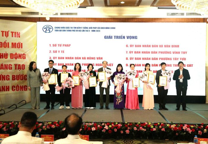 Cô Nguyễn Thị Xuân, Hiệu trưởng Trường THCS Hoàng Liệt (thứ tư từ phải sang) đạt giải Triển vọng tại Cuộc thi tìm kiếm ý tưởng, giải pháp cải cách hành chính trên địa bàn thành phố Hà Nội lần thứ 2 - năm 2025. Ảnh: Hiền Thu