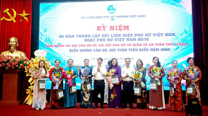 Lãnh đạo phường Việt Hưng tặng hoa, quà chúc mừng cán bộ, hội viên tiêu biểu. Ảnh: B.Duy