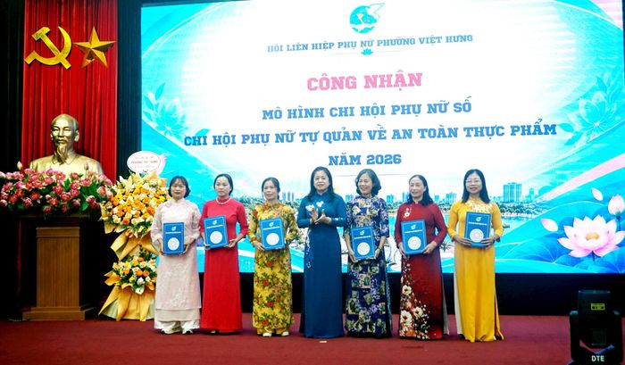 Chủ tịch Hội LHPN phường Việt Hưng trao quyết định công nhận chi hội phụ nữ số cho đại diện 6 tổ. Ảnh: B.Duy