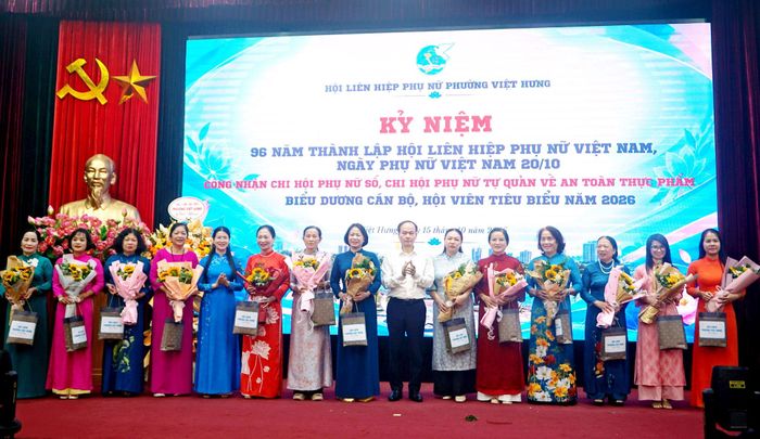 Lãnh đạo Hội LHPN thành phố Hà Nội và Đảng ủy phường Việt Hưng tặng hoa, quà chúc mừng nữ cán bộ tiêu biểu. Ảnh: B.Duy
