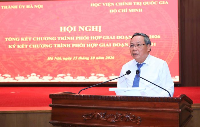 Phó Bí thư Thành ủy Hà Nội Nguyễn Văn Phong trình bày báo cáo tại hội nghị. Ảnh Quang Thái