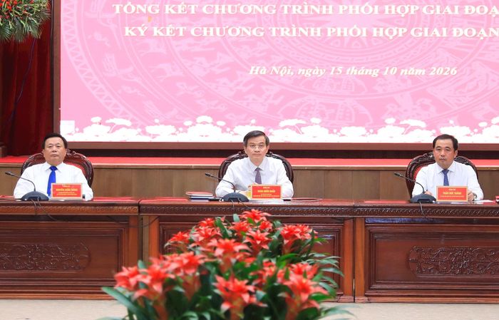 PGS.TS Đoàn Minh Huấn, Giám đốc Học viện Chính trị quốc gia Hồ Chí Minh; Bí thư Thành ủy Hà Nội Trần Đức Thắng và GS.TS Nguyễn Xuân Thắng, Chủ tịch Hội đồng Lý luận Trung ương chủ trì hội nghị. Ảnh Quang Thái