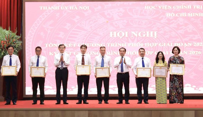 PGS.TS Đoàn Minh Huấn, Giám đốc Học viện Chính trị quốc gia Hồ Chí Minh và Bí thư Thành ủy Hà Nội Trần Đức Thắng trao Bằng khen tặng các tập thể, cá nhân xuất sắc. Ảnh Quang Thái
