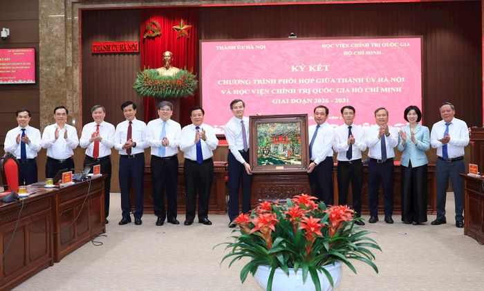 Các đồng chí lãnh đạo thành phố Hà Nội tặng quà Học viện Chính trị quốc gia Hồ Chí Minh. Ảnh Quang Thái