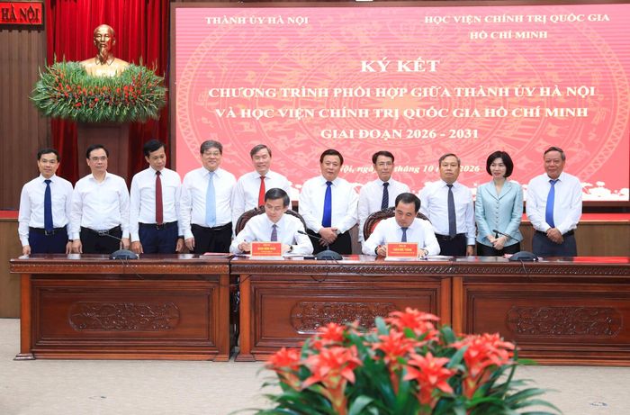 Bí thư Thành ủy Hà Nội Trần Đức Thắng và PGS.TS Đoàn Minh Huấn, Giám đốc Học viện Chính trị quốc gia Hồ Chí Minh ký kết Chương trình phối hợp giai đoạn 2026-2031. Ảnh: Quang Thái
