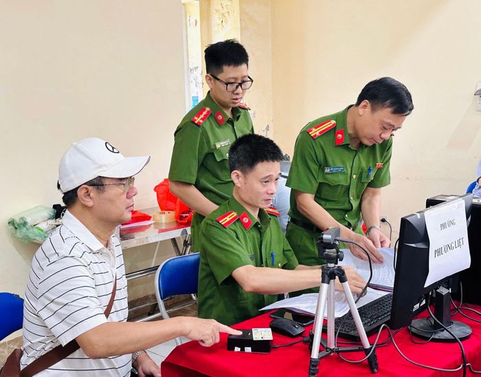 Nhiều thân nhân liệt sĩ bày tỏ sự xúc động khi được phường Phương Liệt tạo điều kiện và hỗ trợ trong việc lấy mẫu sinh phẩm ADN. Ảnh: NT