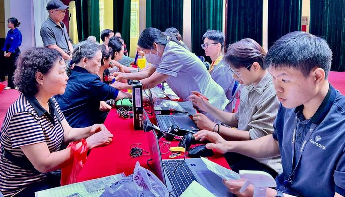Công tác lấy mẫu sinh phẩm ADN thân nhân liệt sĩ chưa xác định thông tin được thực hiện khẩn trương, khoa học. Ảnh: NT