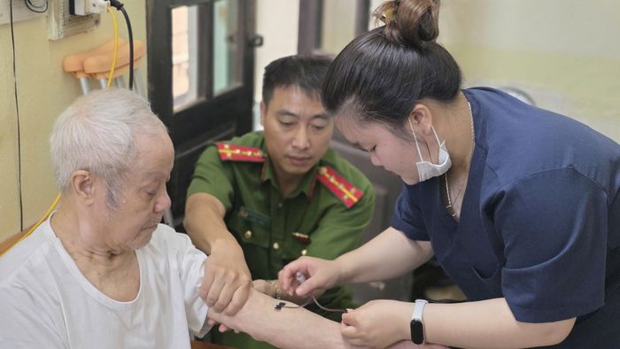 Trong đợt 2, phường Phương Liệt hỗ trợ thu nhận sinh phẩm ADN tại nhà cho 4 thân nhân liệt sĩ. Ảnh: NT