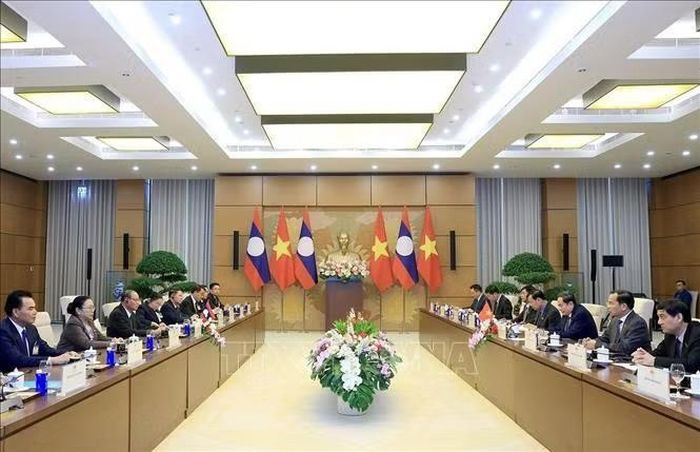 Chủ tịch Quốc hội Trần Thanh Mẫn hội kiến đồng chí Vilay Lakhamphong, Ủy viên Bộ Chính trị, Thường trực Ban Bí thư Trung ương Đảng Nhân dân Cách mạng Lào. Ảnh: TTXVN