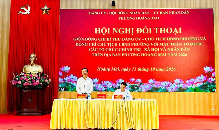 Bí thư Đảng ủy, Chủ tịch HĐND Nguyễn Xuân Linh; Chủ tịch UBND Nguyễn Lê Hiến đối thoại với MTTQ, các tổ chức chính trị - xã hội và nhân dân. Ảnh: Trần Oanh.