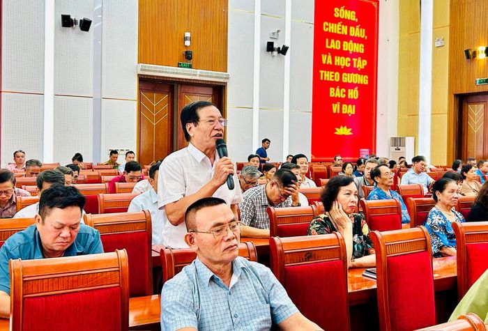 Trưởng ban Công tác Mặt trận Tổ dân phố số 13 Phạm Ngọc Quế có ý kiến. Ảnh: Trần Oanh.