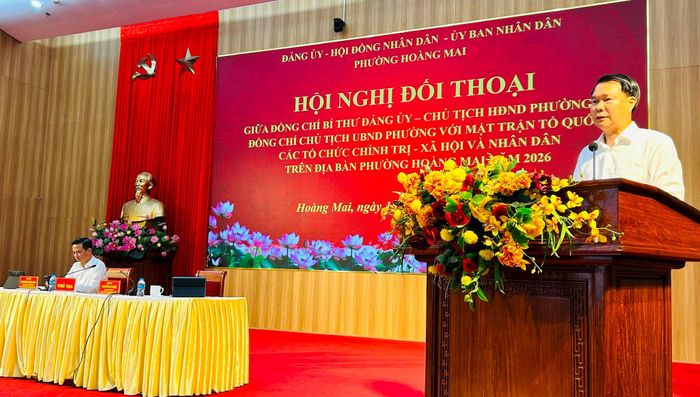 Chủ tịch UBND phường Nguyễn Lê Hiến trả lời các ý kiến của nhân dân. Ảnh: Trần Oanh.