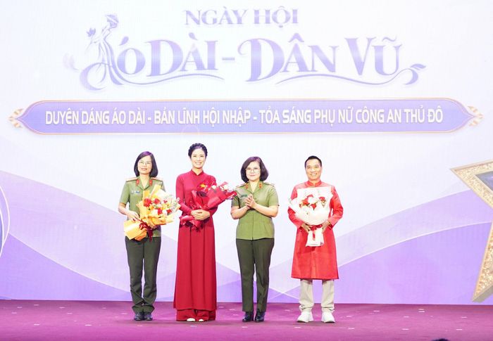 Thiếu tướng Ngô Hoài Thu, Phó Cục trưởng Cục Công tác chính trị, Bộ Công an tặng hoa Ban Giám khảo. Ảnh: PV
