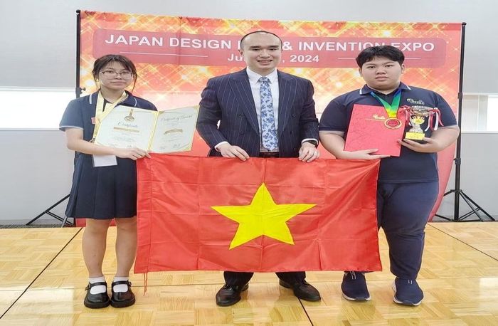 Phương Linh và Đức Phát nhận Huy chương Vàng và Giải Đặc biệt Sakura tại Triển lãm Thiết kế, Ý tưởng và Phát minh Nhật Bản (JDIE 2024) ở Tokyo. Ảnh: Nguyễn Trang