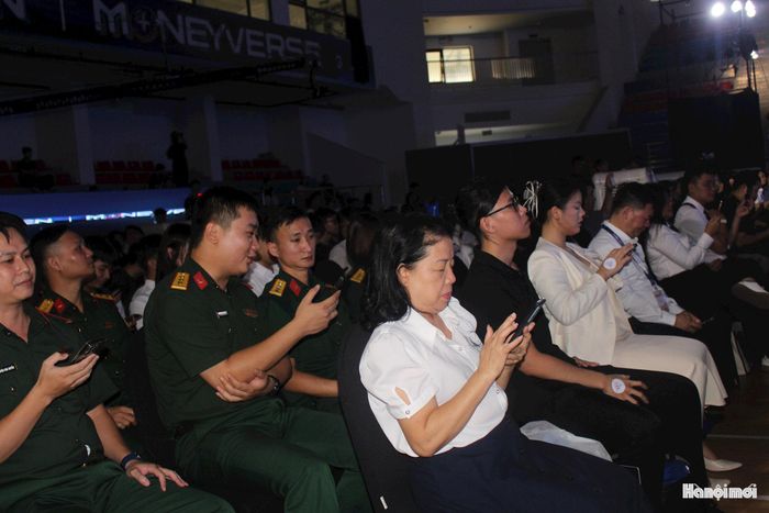 Gần 2.000 khán giả tại Nhà thi đấu Đại học Phenikaa cũng được trực tiếp tham gia thử thách, cùng “đấu trí” với các “phi hành gia”. Ảnh: Mộc Miên