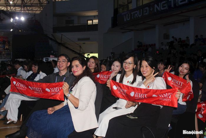 Tinh thần cổ vũ từ từ Đại học RMIT Việt Nam. Ảnh: Mộc Miên