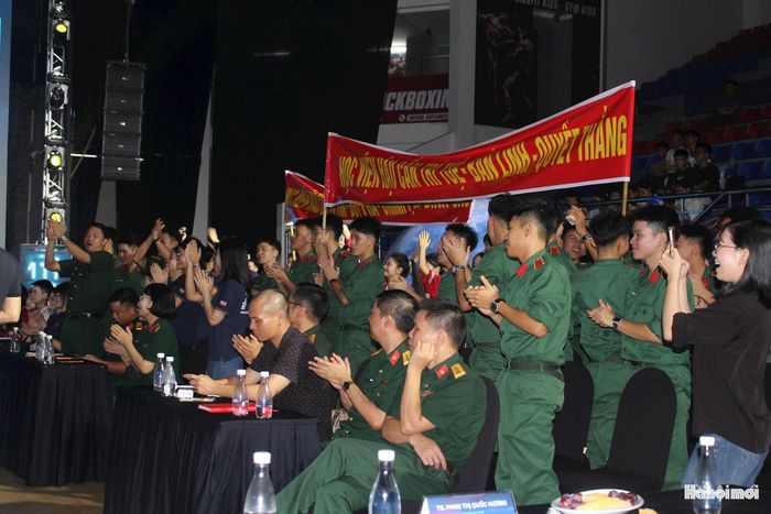 Phần cổ vũ sôi động của đơn vị Học viện Hậu cần tại chương trình. Ảnh: Mộc Miên