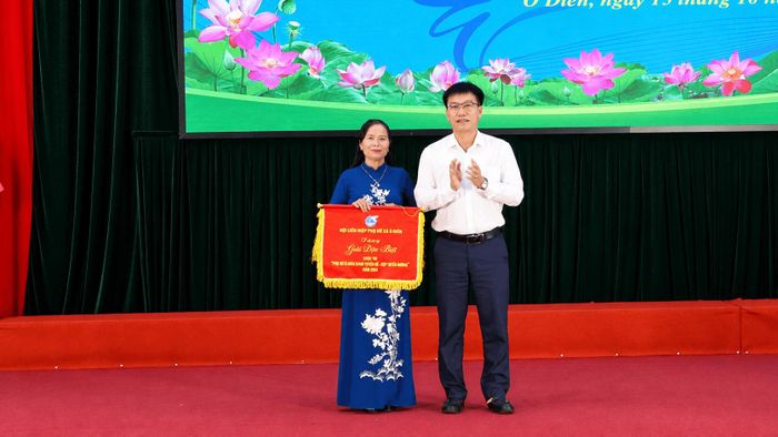 Chi hội Phụ nữ thôn Hạ Mỗ nhận giải Đặc biệt cuộc thi “Phụ nữ Ô Diên xanh tuyến đê – đẹp tuyến đường” năm 2026. Ảnh: Đỗ Duẩn