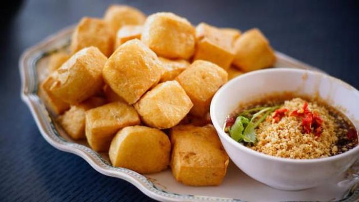 Đĩa đậu phụ rán vàng giòn tan rải tỏi ớt hấp dẫn, kết hợp cùng bát nước chấm đậm đà để bữa cơm gia đình thêm phần ngon miệng và bớt ngấy. Ảnh minh họa: iStock