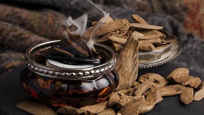 Trầm hương là một loại gỗ quý hiếm, có hương thơm đặc biệt và cực kỳ dễ chịu, tạo cảm giác thoải mái cho người ngửi, có công dụng trừ tà, giải vía.