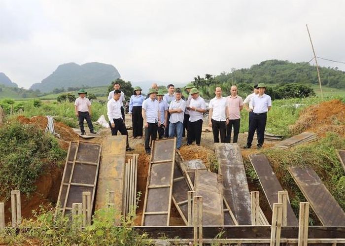 Ông Cao Văn Cường, Phó Chủ tịch UBND tỉnh kiểm tra tình hình thực hiện một số điểm thi công tại dự án. Ảnh: Xuân Nghĩa.