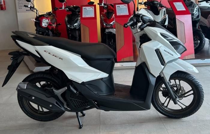 Điểm nhấn đầu tiên trên Click125 Smart Edition White nằm ở diện mạo được làm mới với màu trắng